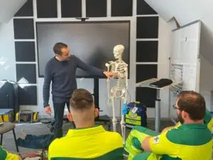 Impressionen aus dem 1. Notfallsanitäter:innen-Lehrgang des Grünen Kreuzes Steiermark