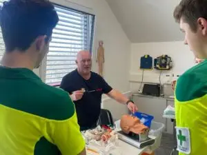 Impressionen aus dem 1. Notfallsanitäter:innen-Lehrgang des Grünen Kreuzes Steiermark