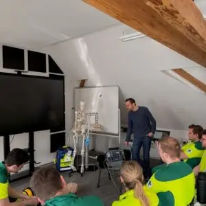 Impressionen aus dem 1. Notfallsanitäter:innen-Lehrgang des Grünen Kreuzes Steiermark